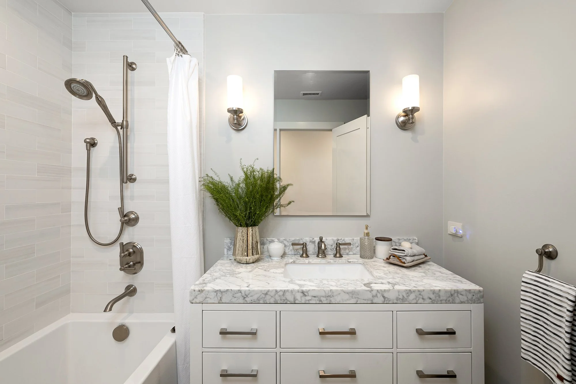 santa-barbara-modern-organic-transitional-bathrooms13.jpg