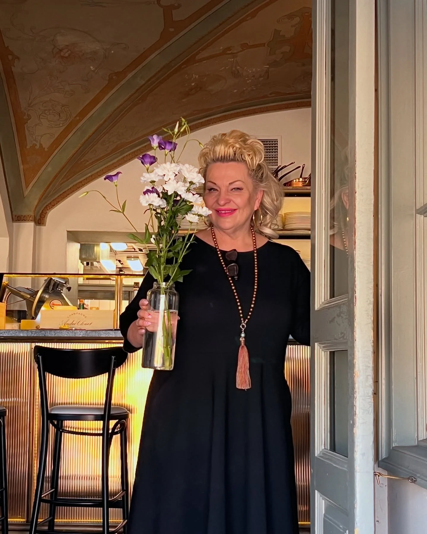 Liisa ja koko Krogin jengi haluaa toivottaa kaikille rentoa ja mukavaa juhannusta💐 Sen lis&auml;ksi halutaan kans muistuttaa ett&auml; Victor&rsquo;s Krog on auki l&auml;pi juhannuksen, pe-su 13-21! Joten jos s&auml;kin viet&auml;t t&auml;n&auml; vu