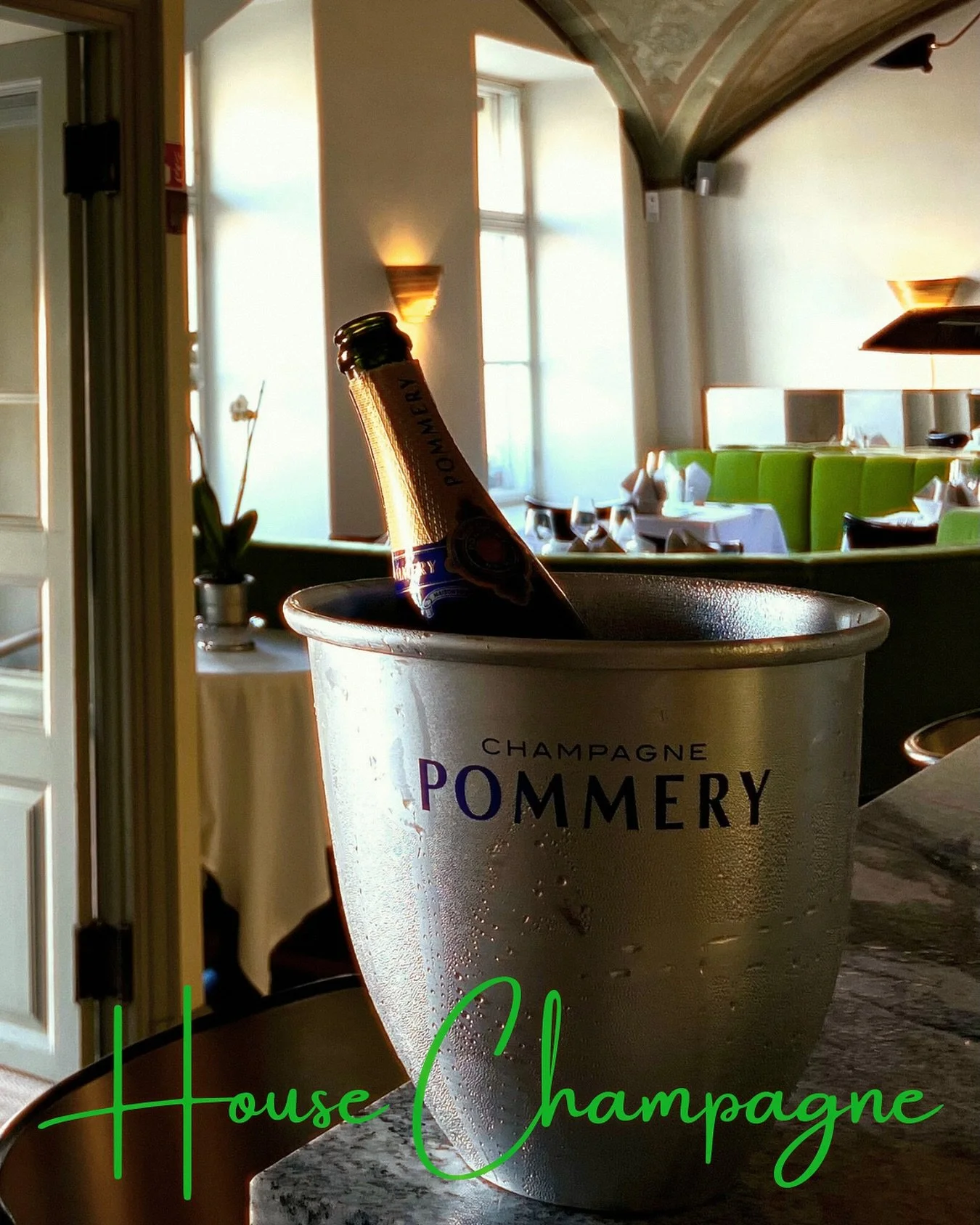 Koti on siell&auml; miss&auml; samppanja on! Tervetuloa nautiskelemaan meid&auml;n talon samppanjaa Pommerya stadilaisten olohuoneeseen, Victors Krogiin. L&ouml;yd&auml;t meid&auml;t etel&auml;rannasta, keskelt&auml; kaupungin vilin&auml;&auml;🤍
#vi