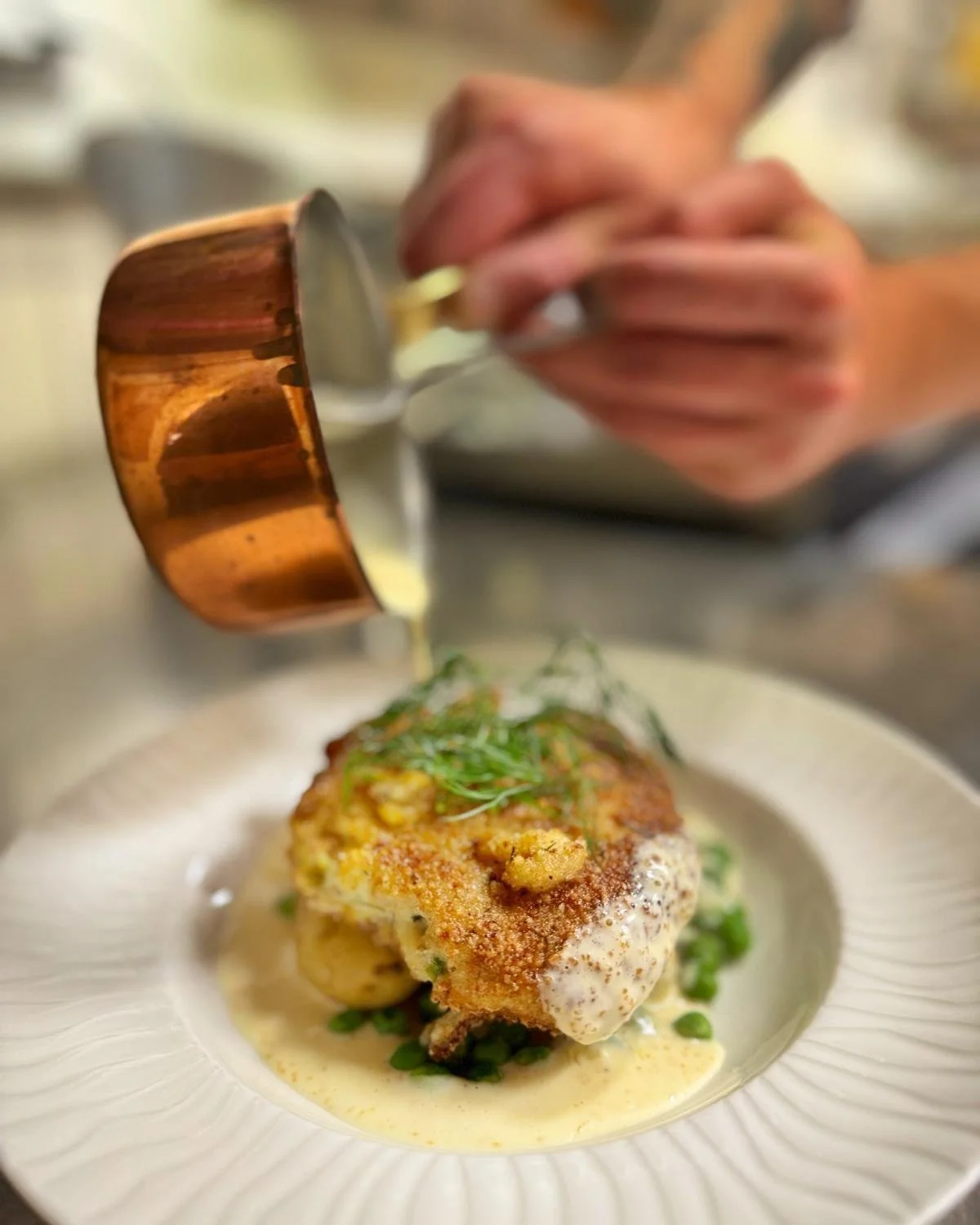 Olemme poikkeuksellisesti avoinna ma 22.12. klo 12-21. 🎅👍 Heng&auml;hd&auml; hetkeksi keskell&auml; joulukiireit&auml; ja poikkea vaikka lounaalla tai tule istumaan iltaa hyv&auml;n ruuan ja juoman &auml;&auml;relle. 🥂🍾
 #victorskroghelsinki #ete