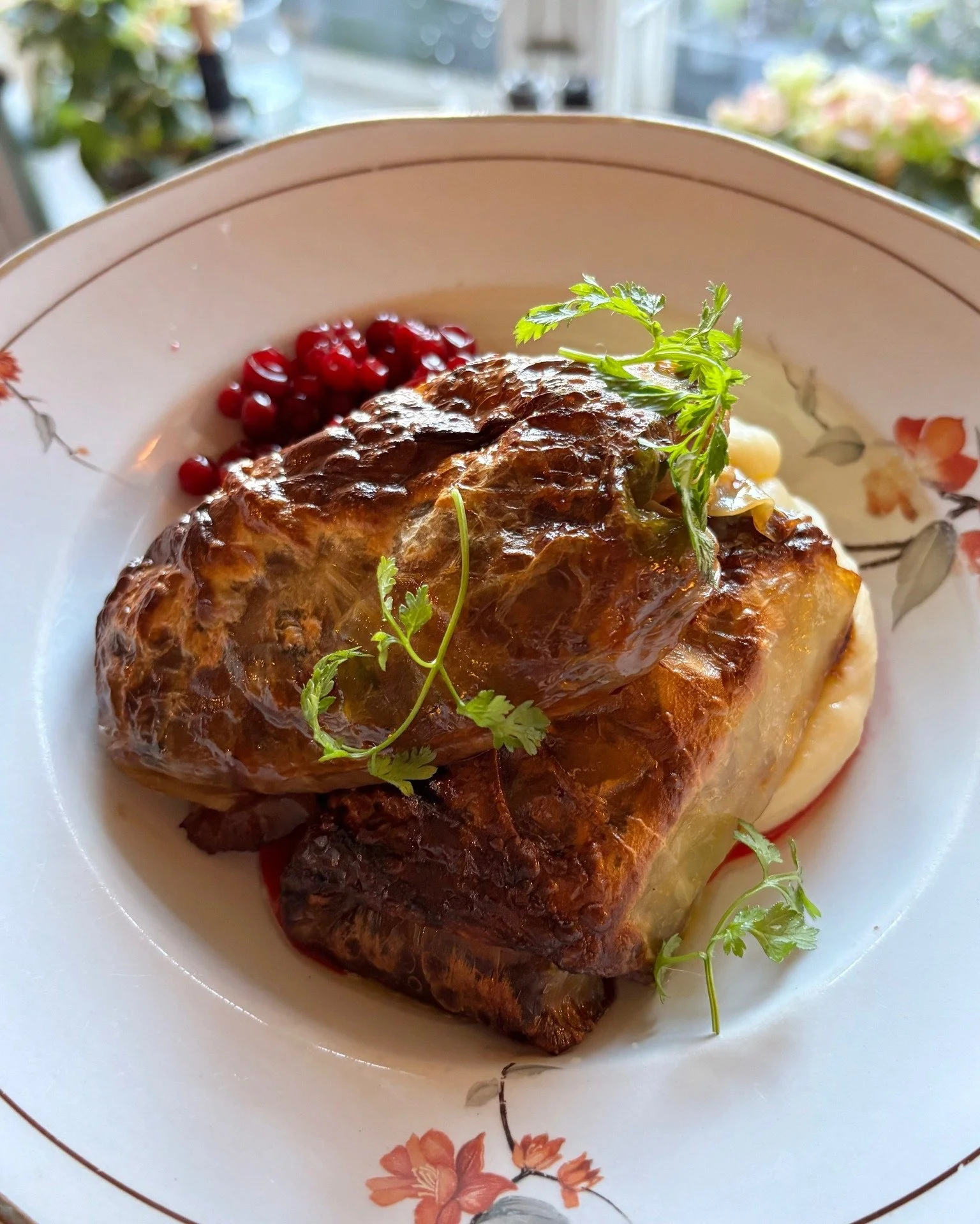 Victors Krogin menu uudistui! 🥳👍 Vanhojen klassikoiden rinnalle tuli muutama herkkuannos lis&auml;&auml;:

📌 Pinaattikeittoa muskotti&ouml;ljyll&auml;
📌 Sveitsinleike savustetulla peurapaistilla
📌 Rydbergin pihvi &aacute; la Krog
📌 Kaalik&auml;