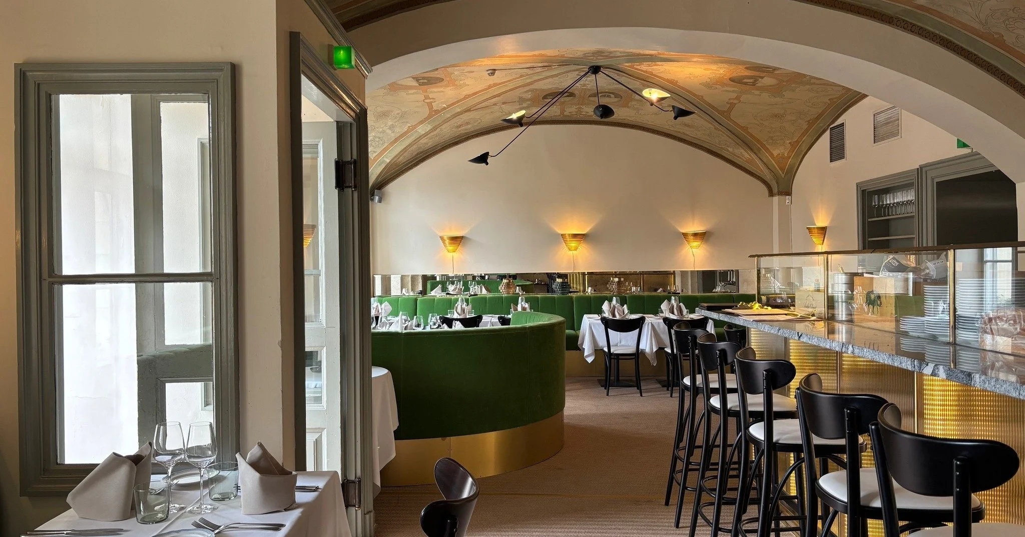 Kun tunnelma ratkaisee! 🥳👍 Victors Krogin upea historiallinen ymp&auml;rist&ouml; luo puitteet onnistuneelle el&auml;mykselle. Tutustu klassisseen ruokalistaamme ja varaa p&ouml;yt&auml; www.victorskrog.fi. #etel&auml;ranta16 #helsinkiravintolat #v