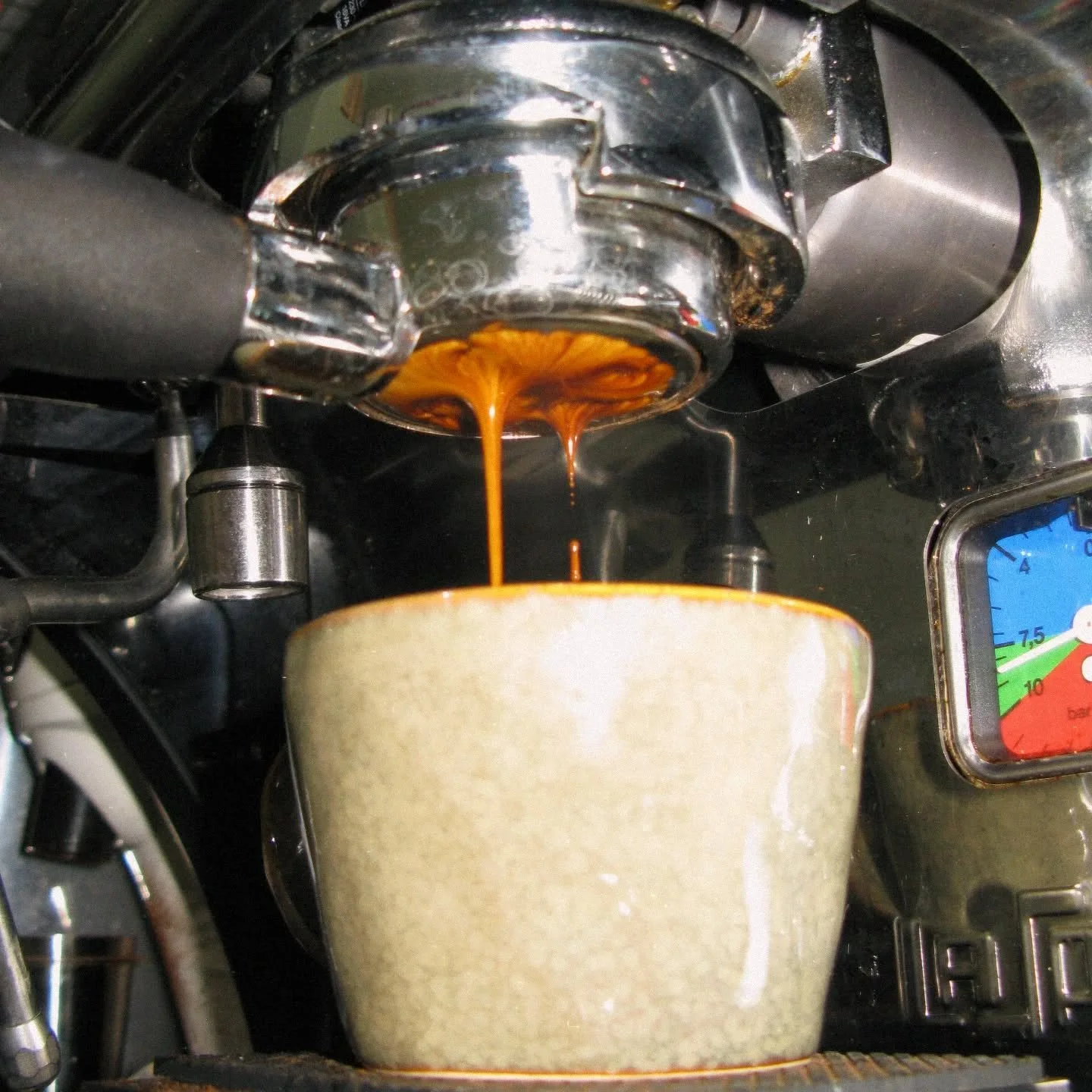 MORNING 🌄✌️
🌐 Hardsidecoffee.company.site 
.
.
.
#coffeeroaster #specialitycoffee #espresso #morning #morningcoffee #ailliobullet #aillio #laspaziale