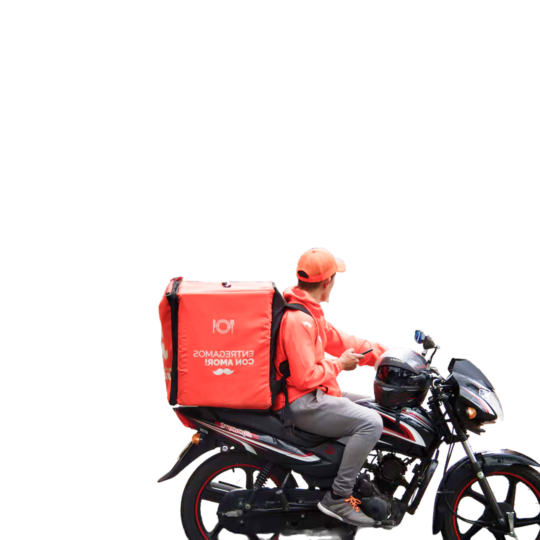 Morador com jaqueta laranja, calça cinza e boné laranja, sentado em uma moto preta com pacote de entrega no compartimento traseiro, olhando para o celular. A moto tem detalhes em vermelho.