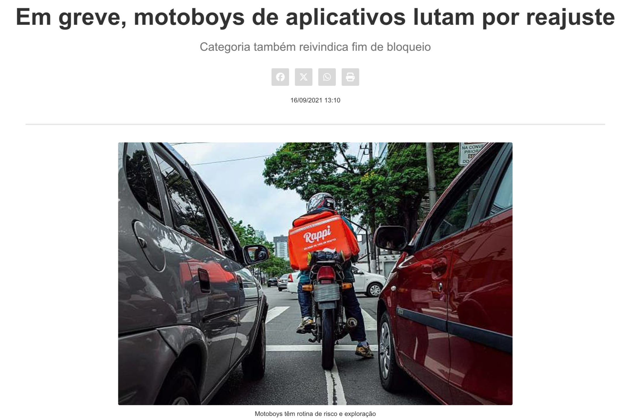 Motoboy de costas, usando capacete, com mochila e mochila térmica vermelha, entre carros vermelhos e cinza, na rua, com árvores e edifícios ao fundo.