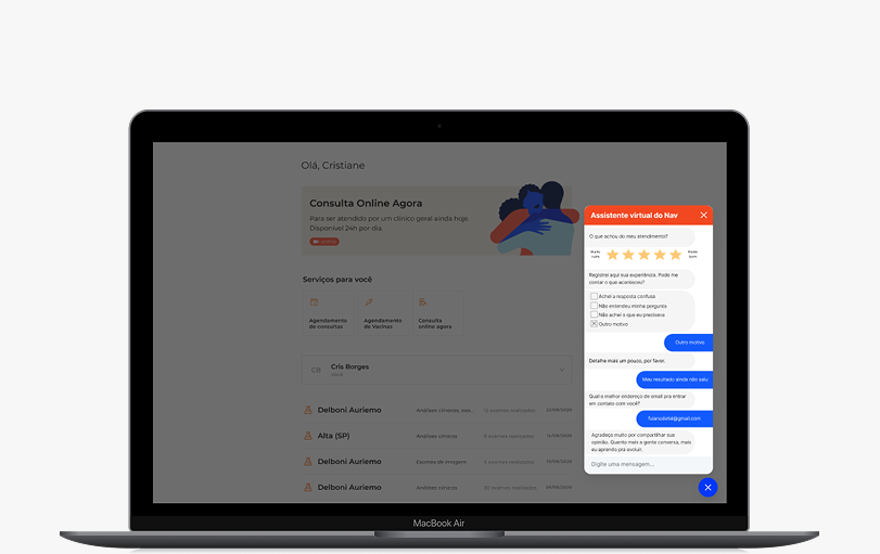 Tela de um laptop MacBook Air exibindo uma página de atendimento online com um pop-up de assistente virtual de navegação com estrelas de avaliação e opções de mensagens.