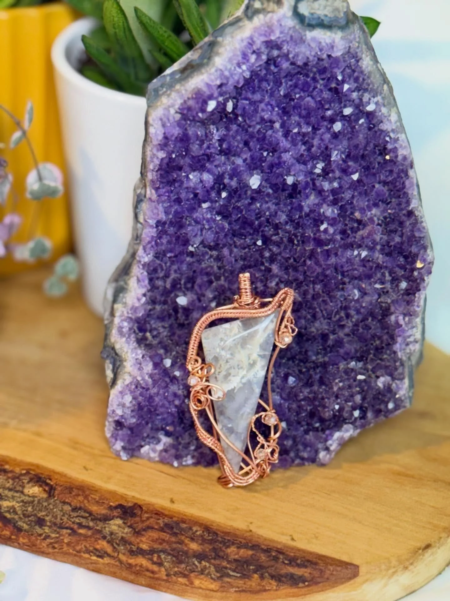 This is probably my favorite new piece I&rsquo;ve made, a beautiful peace of agate wrapped and beaded with copper wire ☺️💖