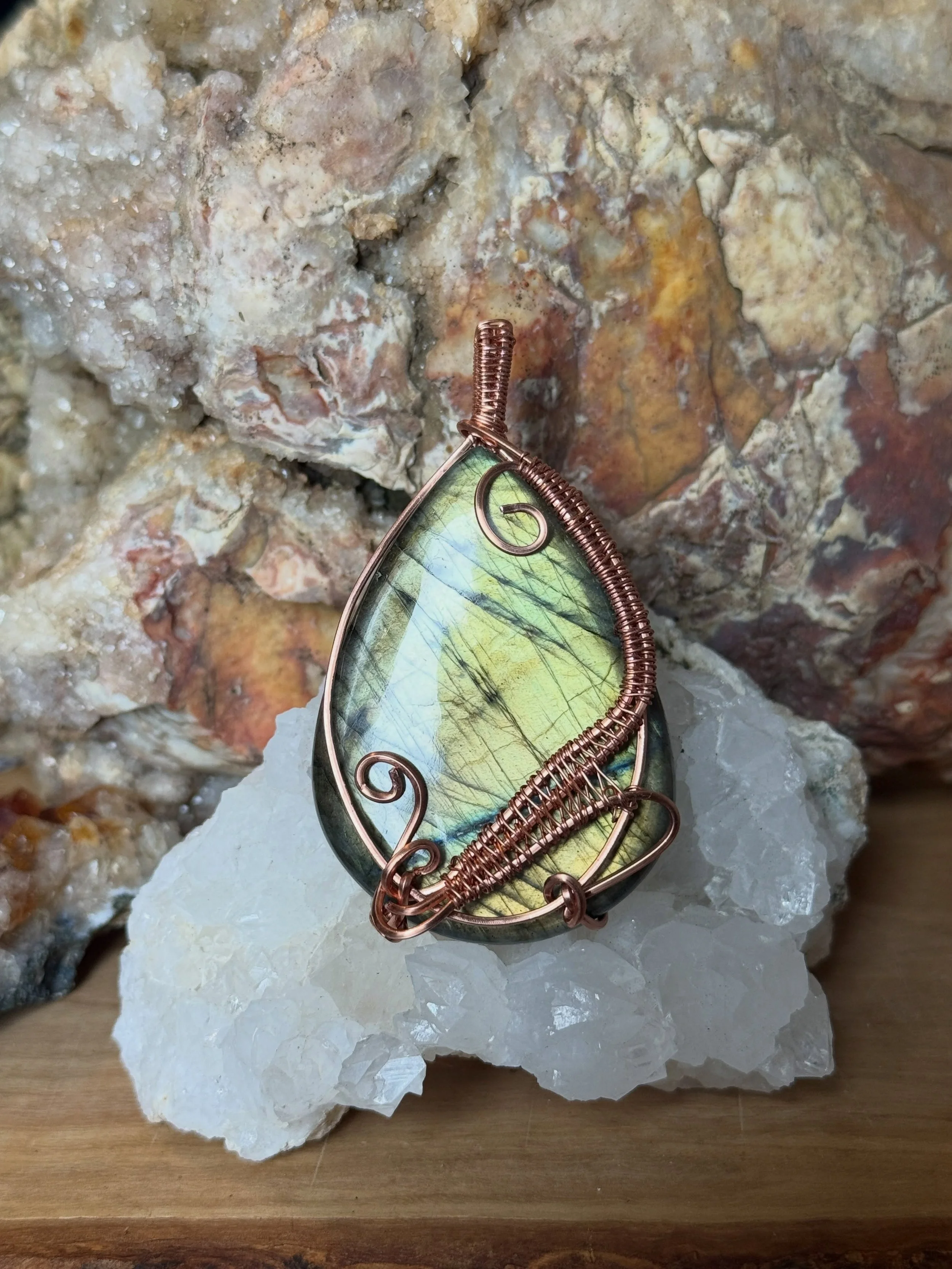 This piece of labradorite is so stunning 🤩