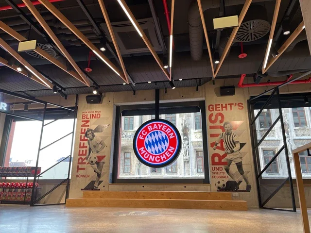 FC Bayern München World 1-svzsy71v8pynzdj.webp