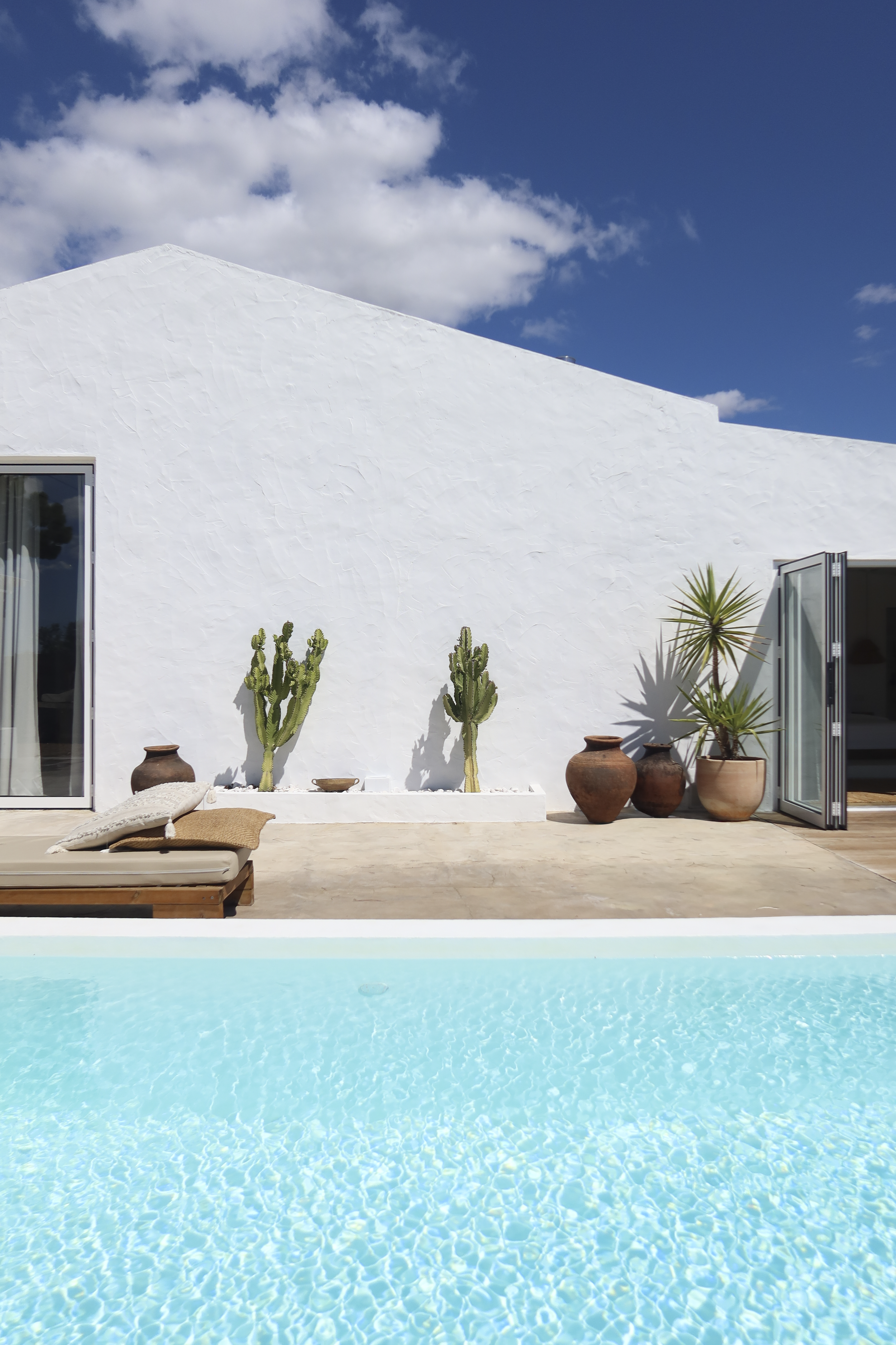 The white villa and its pool at Casa Thala under an Alentejo sky.