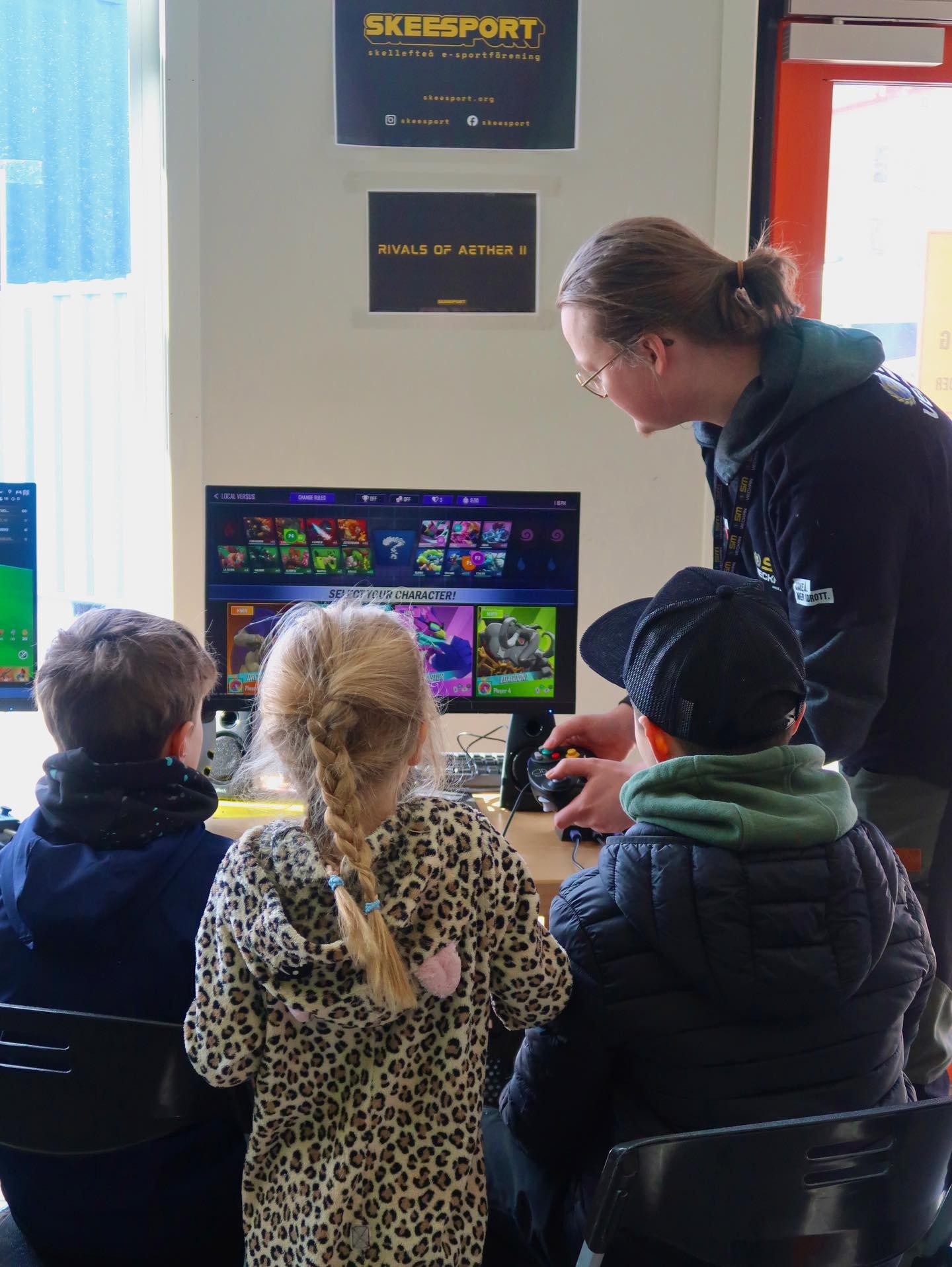🎮 🇸🇪 Datorerna gick varma under SM-veckans alla dagar d&aring; femteklassare fr&aring;n hela l&auml;net bussades in p&aring; rullande band f&ouml;r att f&aring; prova p&aring; en rad olika sporter. D&auml;ribland fanns vi i Skeesport och ett g&aum
