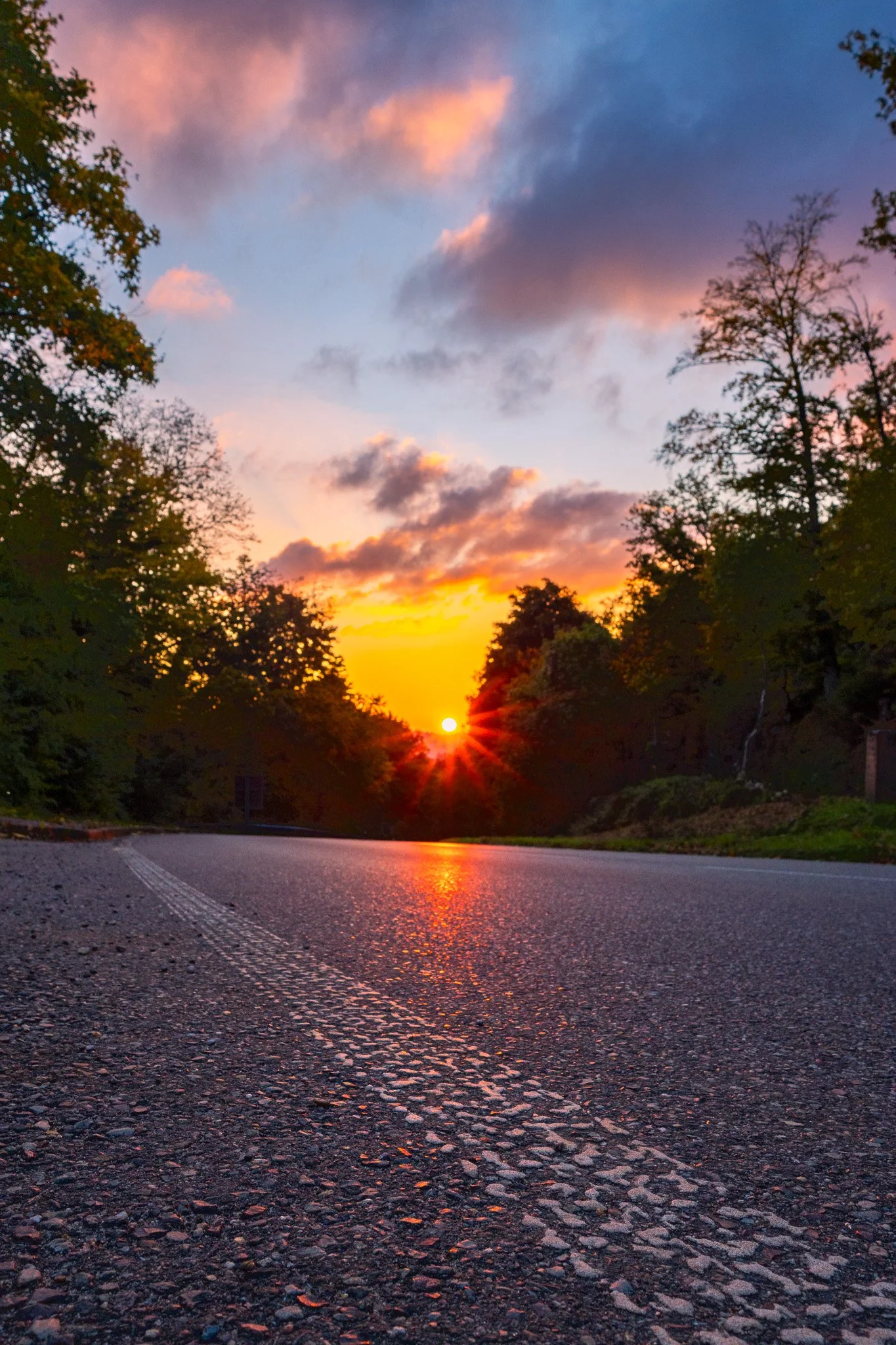 Straße im Sonnenuntergang (Hochformat)