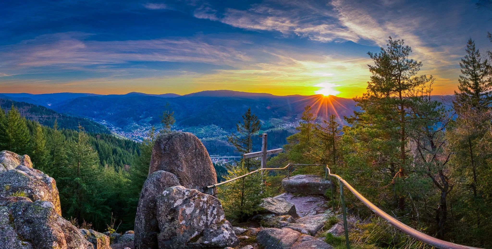 Latschigfelsen bei Sonnenuntergang - Panorama (Querformat)