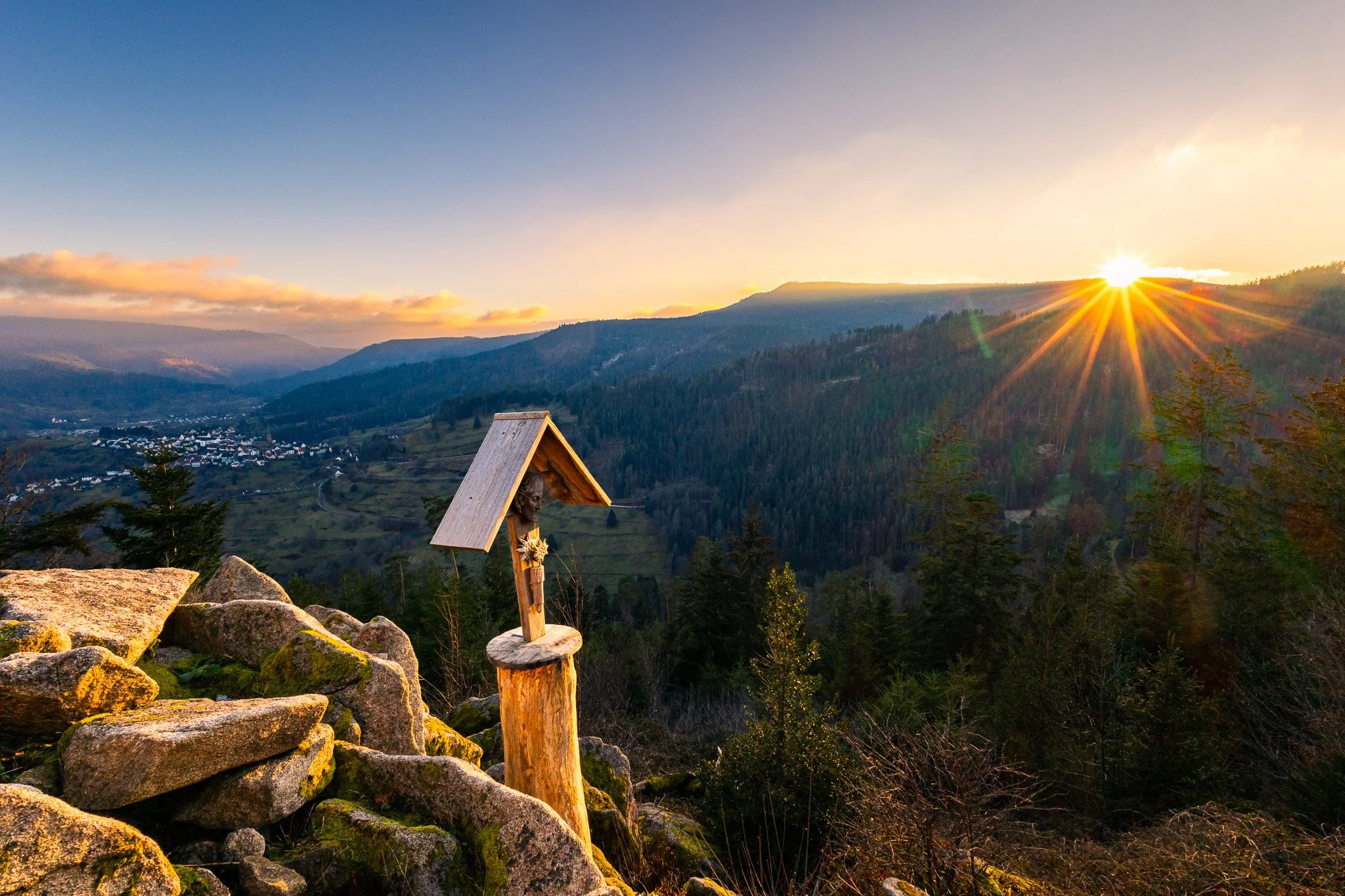 Sonnenstern trifft Statue (Querformat)