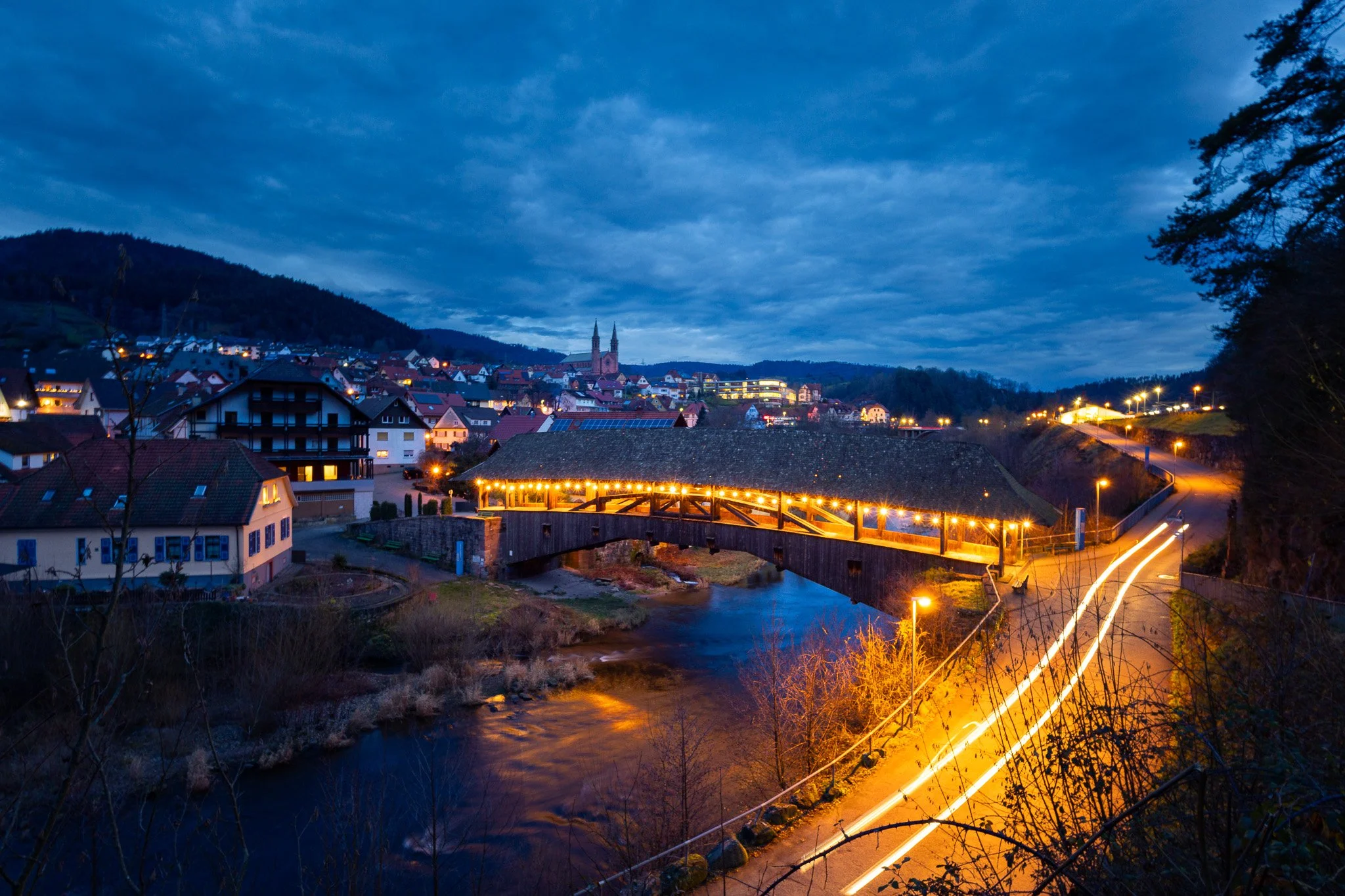 Forbacher Holzbrücke bei Nacht (Querformat)