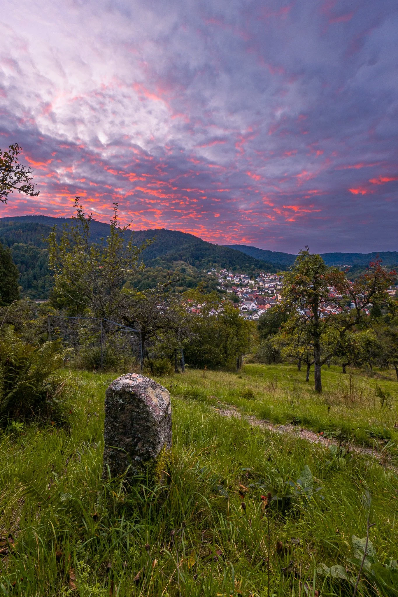 Grenzstein im Abendrot (Hochformat)