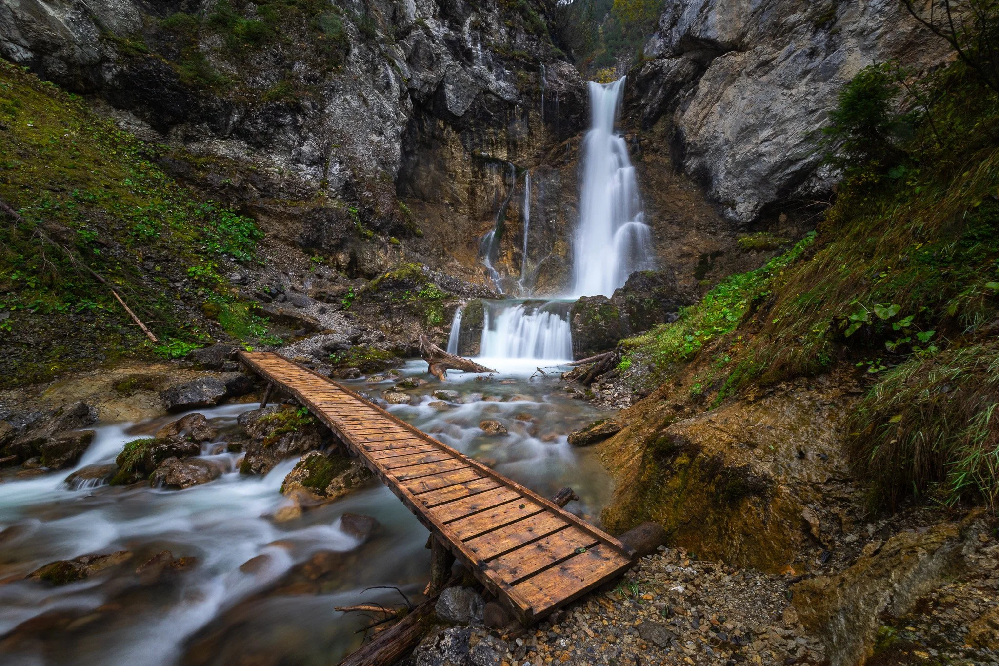 Brücke zum Wasserfall (Querformat)