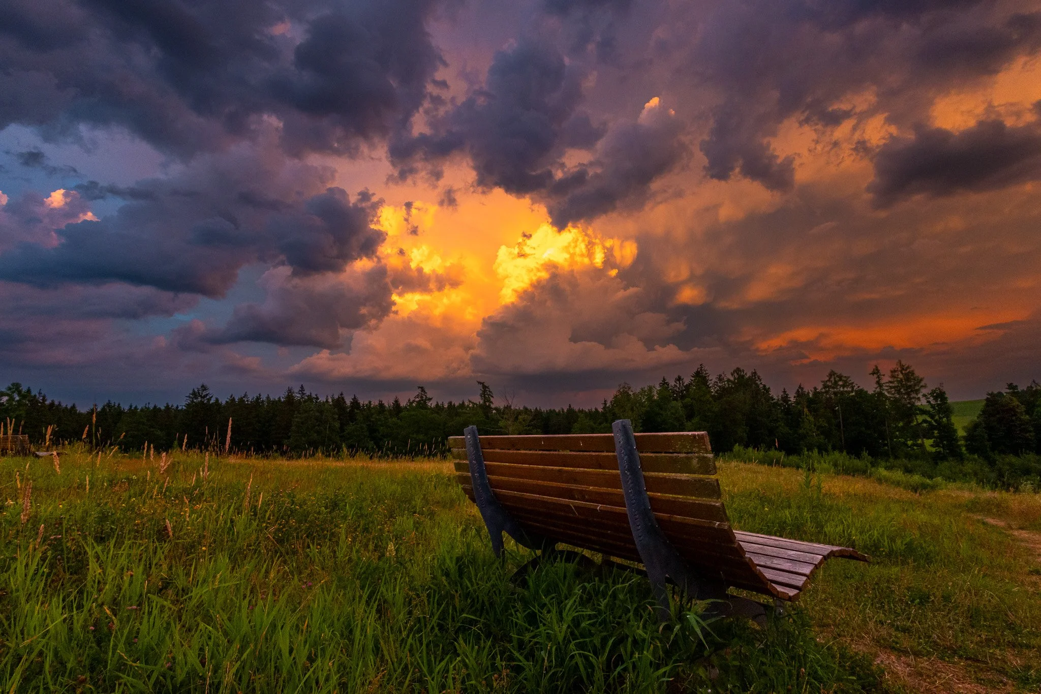 Sitzbank bei Gewitter (Querformat)