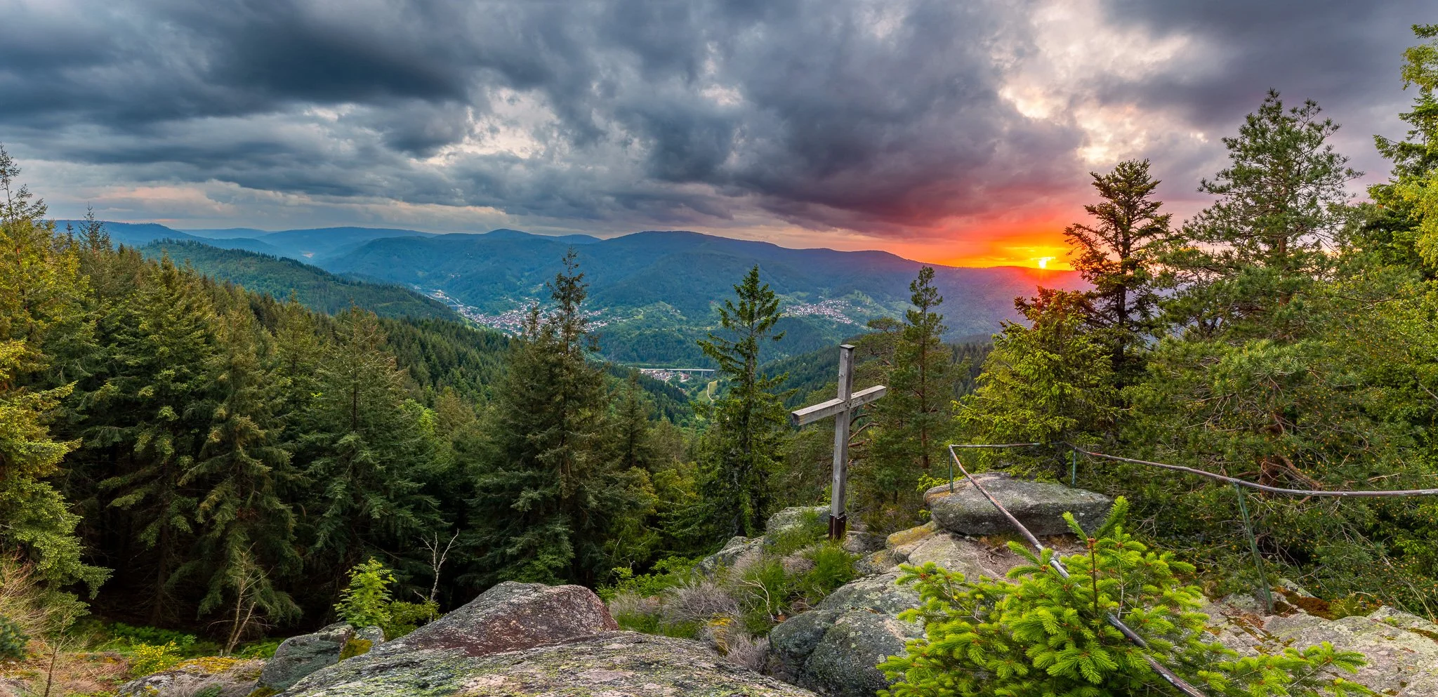 Sonnenuntergang auf dem Latschigfelsen - Panorama (Querformat)