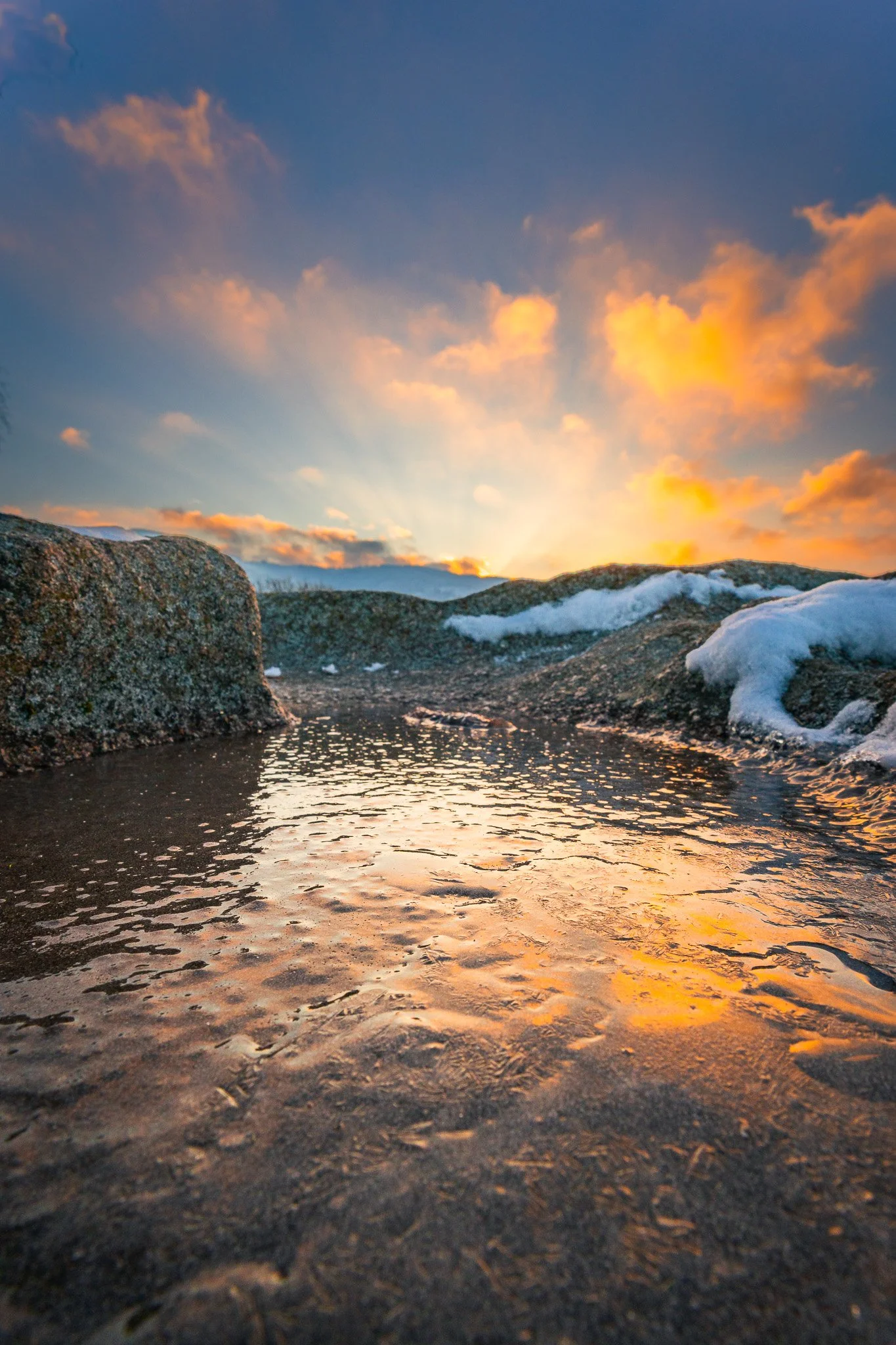 Zugefrorene Pfütze (Hochformat)