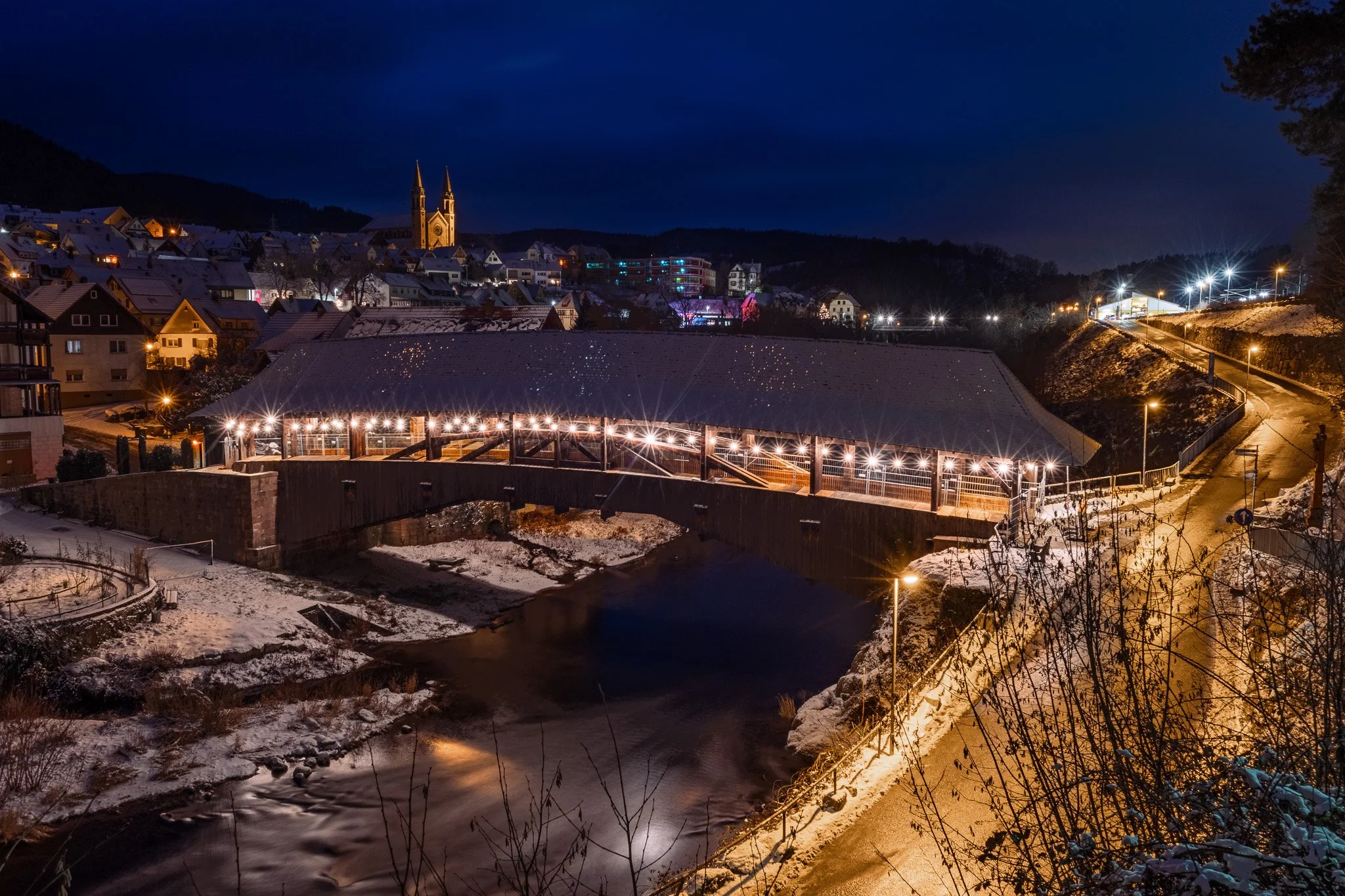 Holzbrücke im Schnee 2 (Querformat)