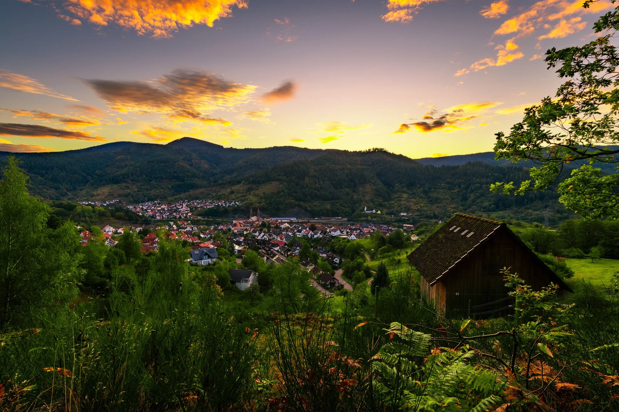 Heuhütte bei Sonnenaufgang (Querformat)