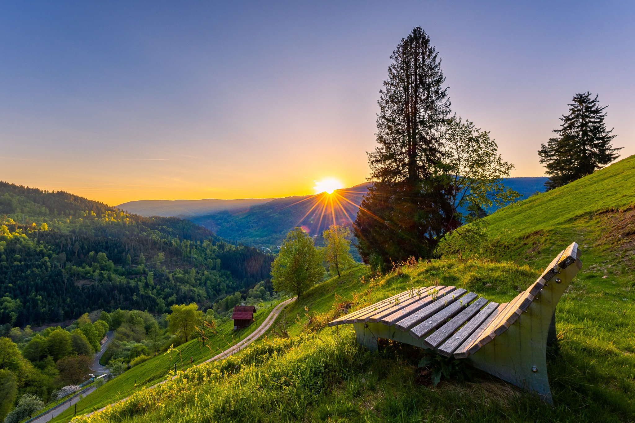 Sonnenliege beim ersten Lichtstrahl (Querformat)
