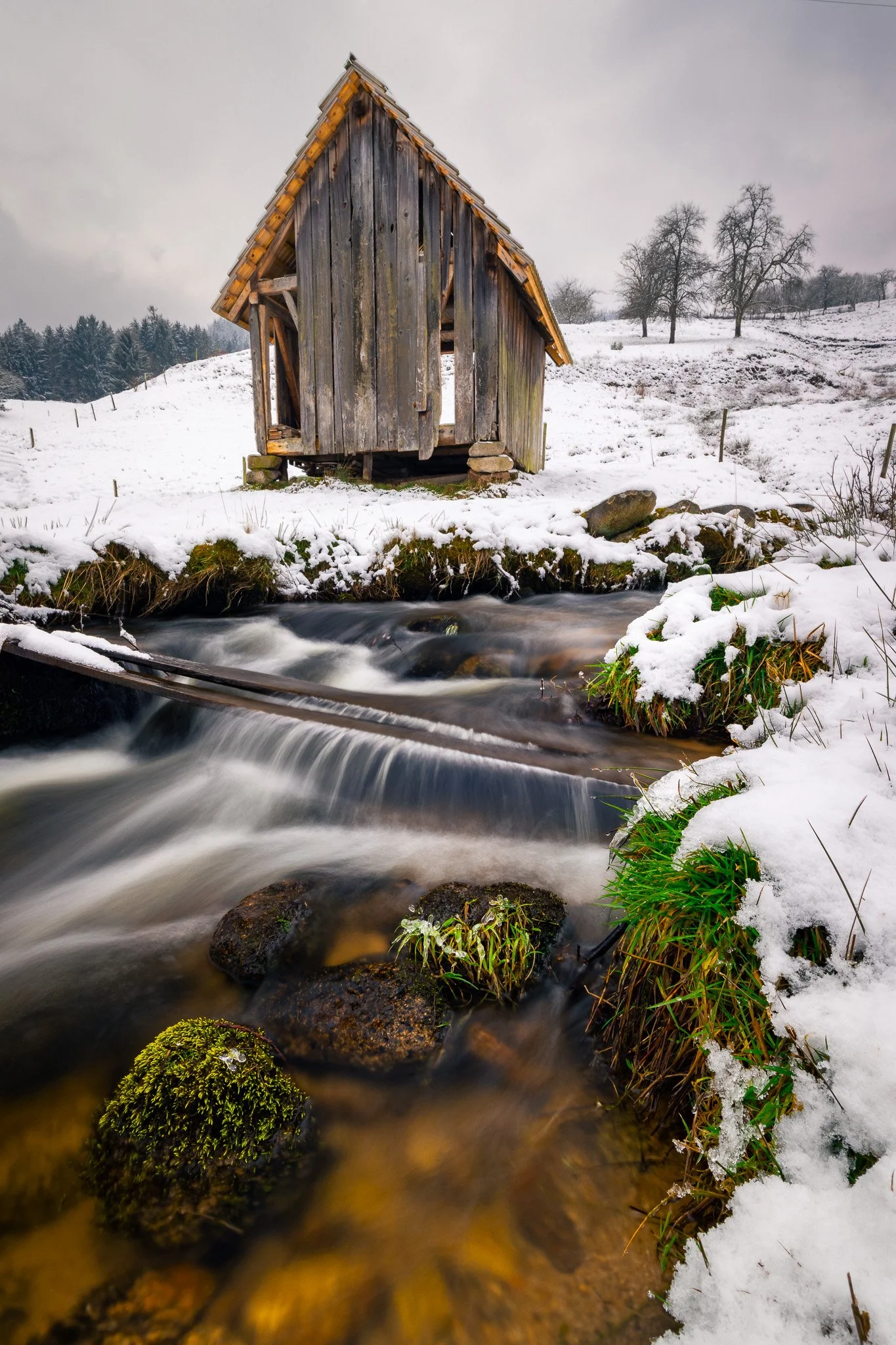 Winterliche Heuhütte 2 (Hochformat)