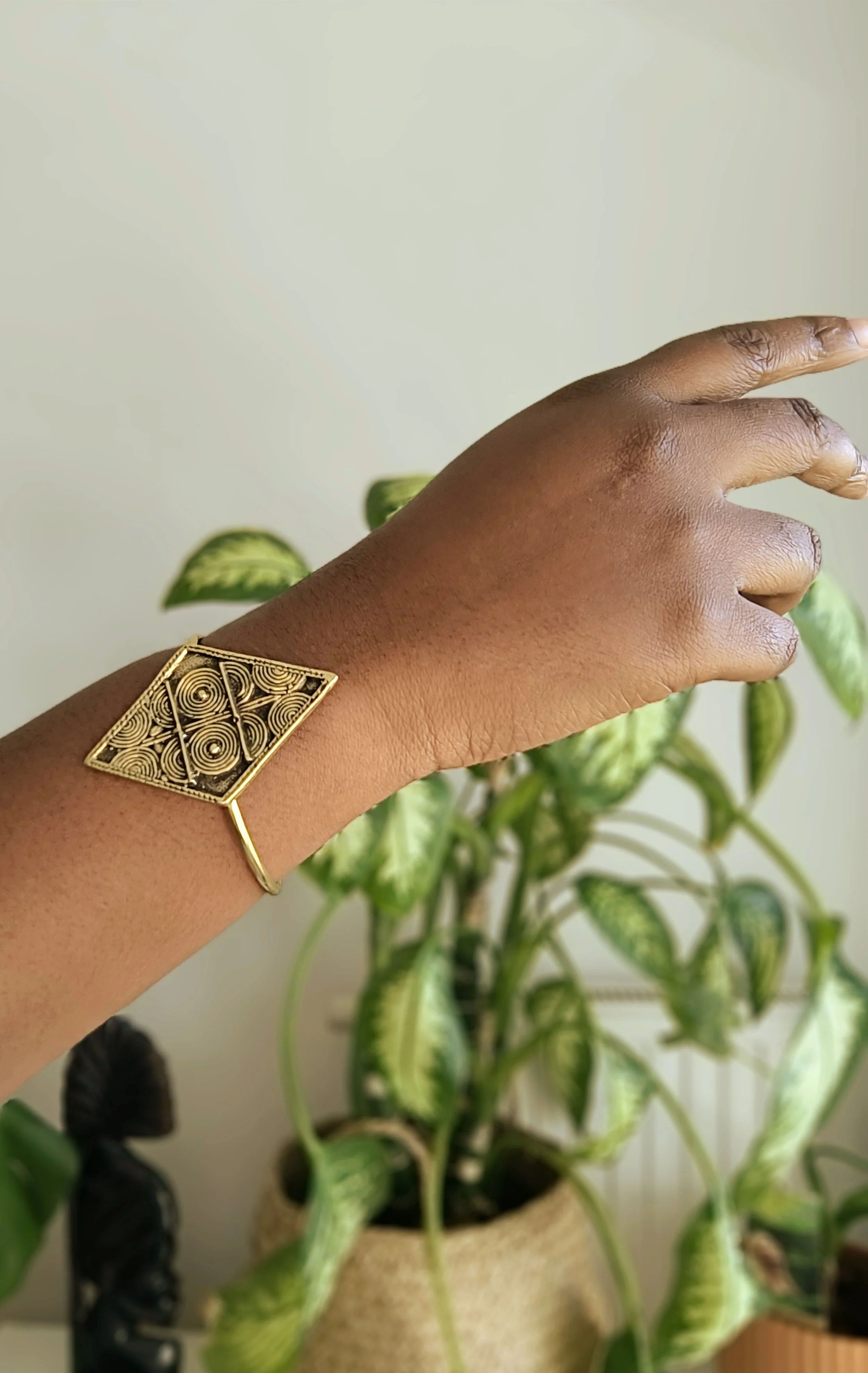 Un bracelet en laiton minimaliste