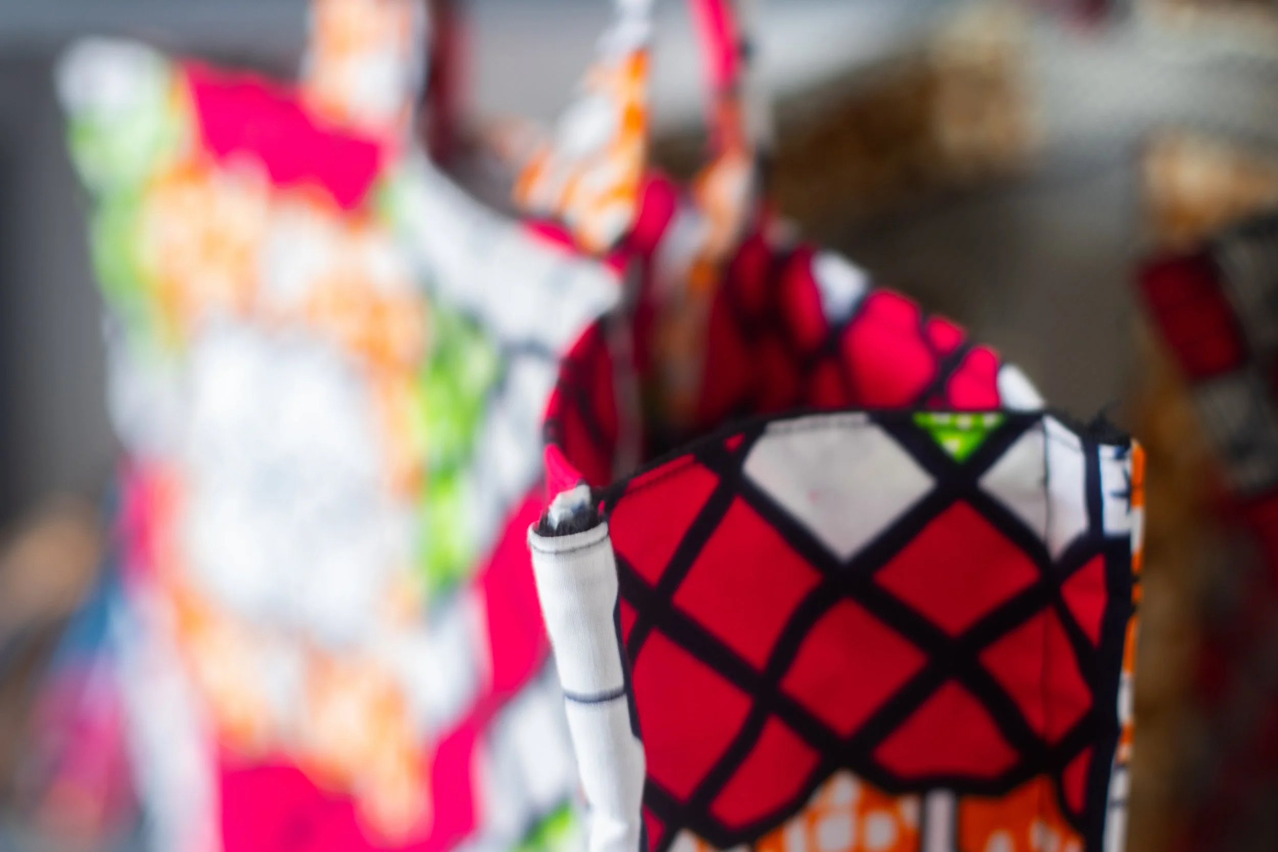 sac de tissu coloré avec des motifs géométriques exposées fait main.