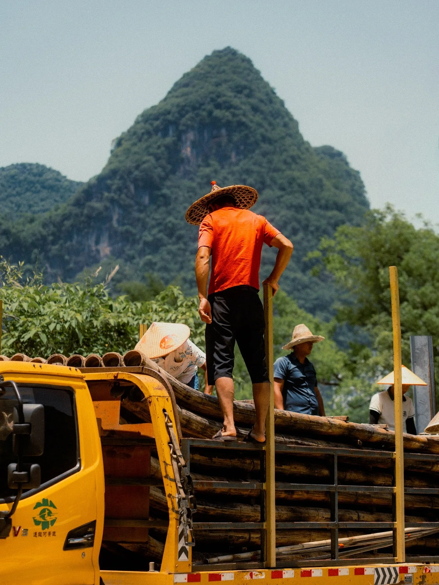 Yangshuo, China.
Left for China thinking I would come back with the grittiest, washed out, coolest photos ever.
Left China with my Lightroom app looking like a colour swatchbook.
#street_me_up
#SLS_streets
#dejavu_mvgvzine
#trafficlightmagazine
#st