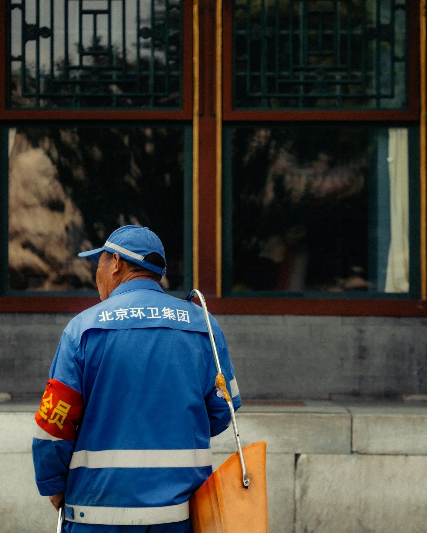 Men at work, Beijing.
#street_me_up
#SLS_streets
#dejavu_mvgvzine
#trafficlightmagazine
#streetshotinternational
#progressivestreet
#street_avengers
#streets_unseen
#streetgrammers
#streetphotographyinternational
#street_macadam
#framelinesmag 
#str