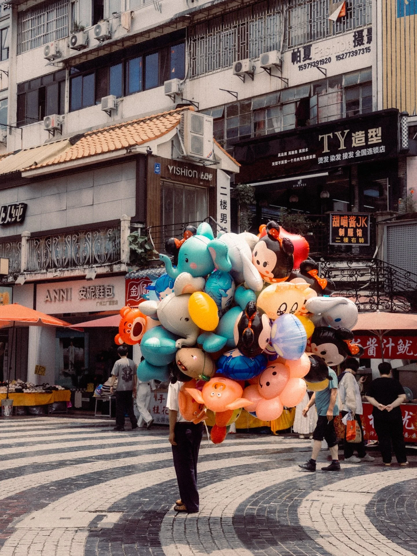 Guilin, China.
2025.

#street_me_up
#SLS_streets
#dejavu_mvgvzine
#trafficlightmagazine
#streetshotinternational
#progressivestreet
#street_avengers
#streets_unseen
#streetgrammers
#streetphotographyinternational
#street_macadam
#framelinesmag 
#stre