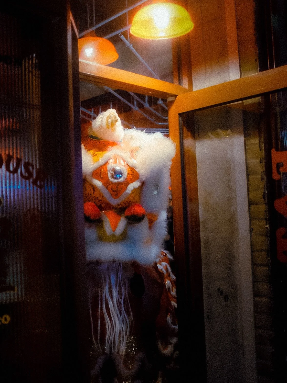 Brick Lane dragons.

London, 2025.

#bricklane #londonstreetphotography #fujifilmphotography #street_me_up #street_moments #street_macadan #street_storytellers #voyagemagazine #streetphotographyuk #fujix100t #nightphotography