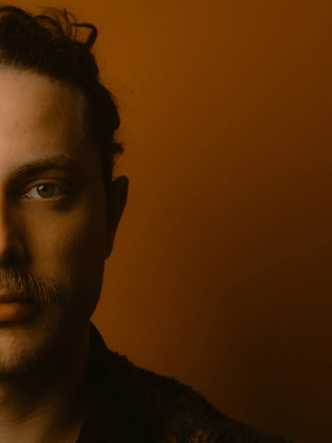 @svizzero_dj in orange, in studio, in London, in March.

London, 2026.