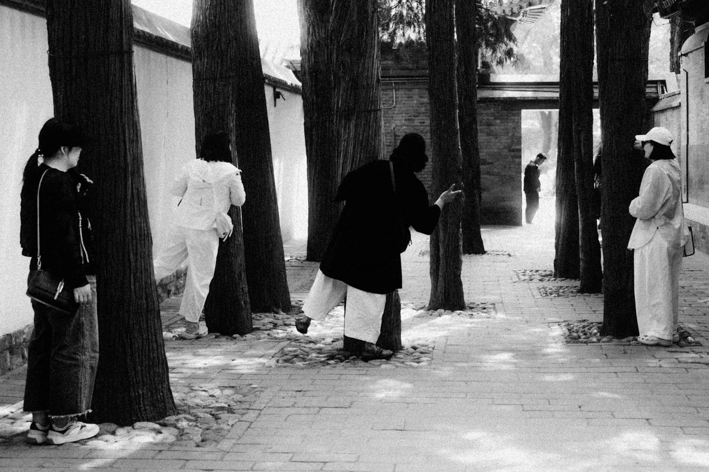 It&rsquo;s all just a bit of fun.

Beijing, 2025.

#pvmondayfun #photovogue #leicauk #lensculture #streetstorytelling