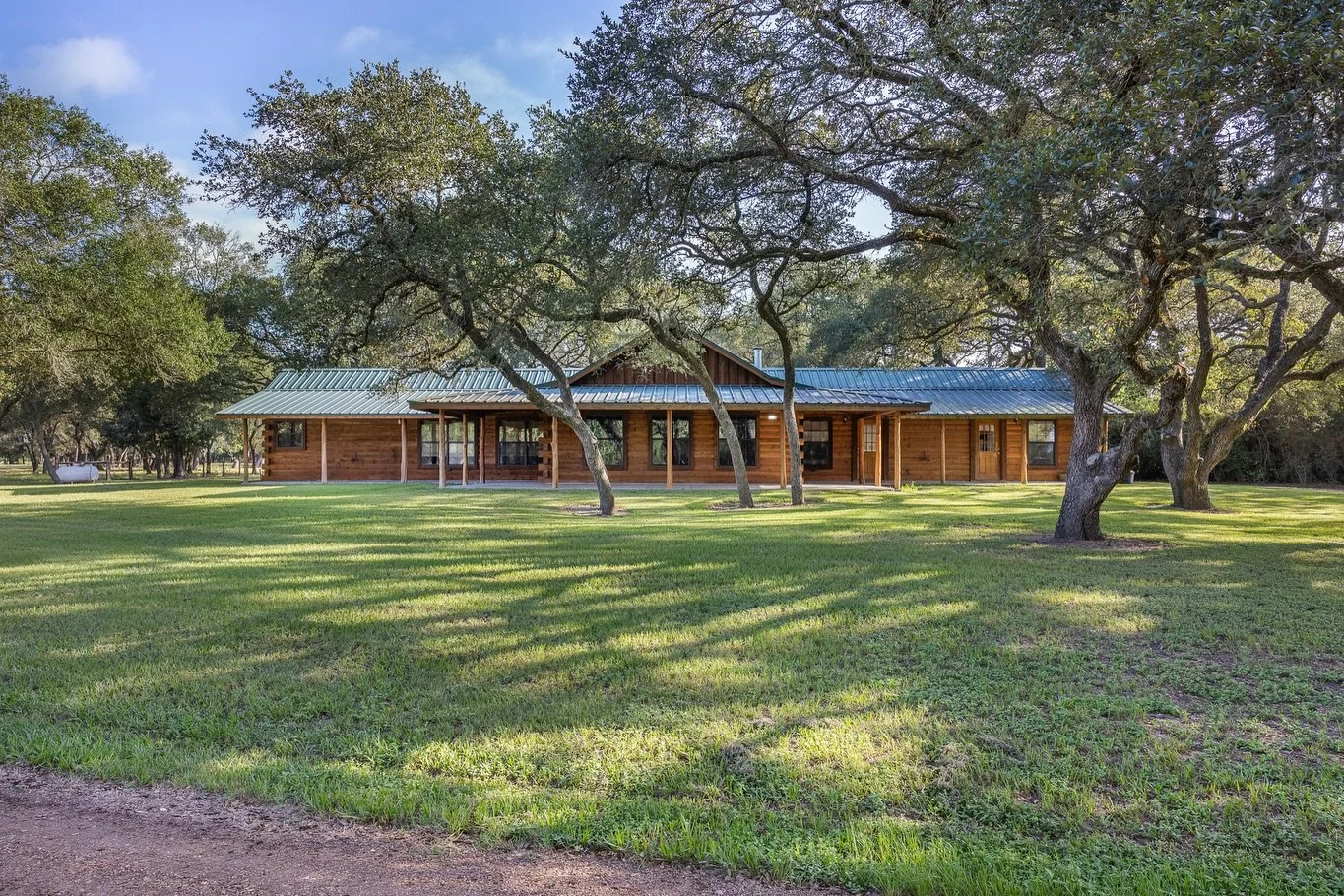 Shaded by oaks, surrounded by space 🌿

#realestatephotpgraphy #media #realestate #logcabin