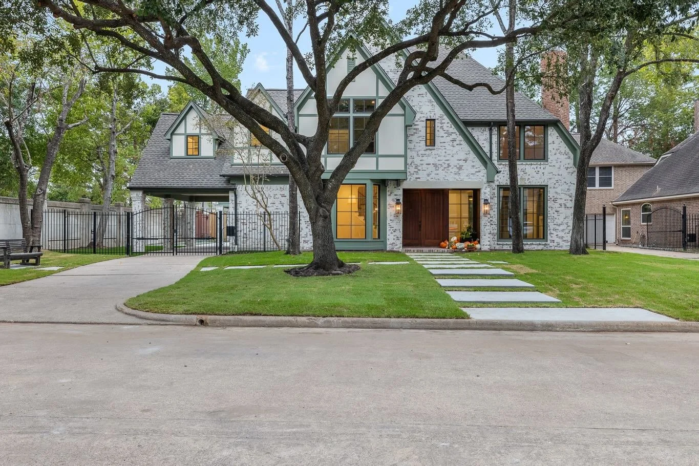 A stunning blend of classic architecture and modern craftsmanship.
Every room in this home tells a story of detail, warmth, and  design.

Built by @southerngreenbuilders 

#modernhome #photography #home #homeinspo