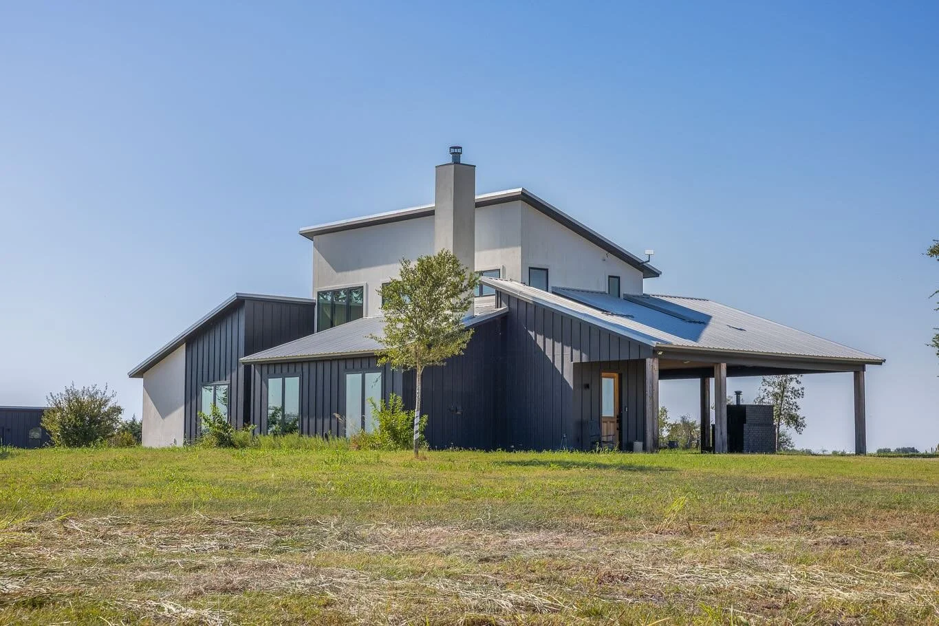 Where sleek architecture and wide-open Texas skies come together 🤍

Listed by @hodderealestateco 

#realestate #modernarchetecture #home #homeforsale