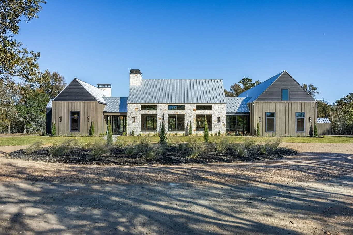Architecture and interior design perfection, every detail of this home has character 📸

Listed by @christopher.diehl.round.top @adammayerrealtor @roundtoprealestate 
Home built by @murphyyateshomes 

#modernarchitect #interiordesign #realestate #cus