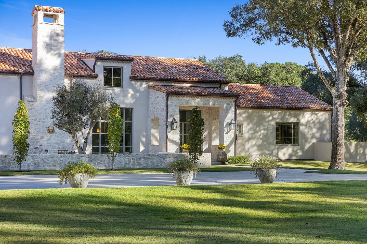 A home that makes a statement 📸

Media for and built by @hdzbuilderstx 

#customhome #luxuryhome #mansion #realestatephoto #realestatephorography