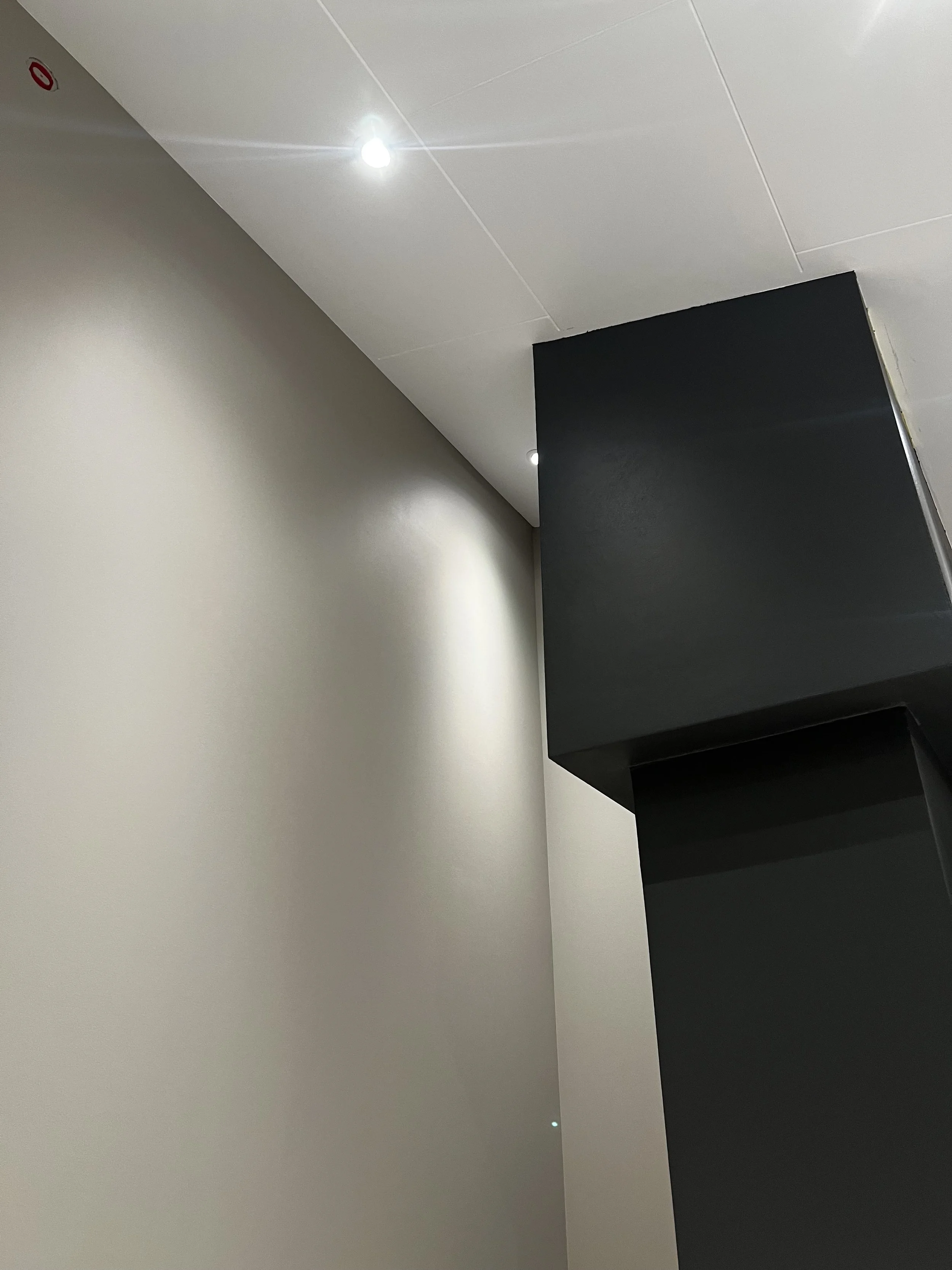 Moderne mektige linjer av gips. Sparklet og malt i et moderne og stilrent uttrykk. vakre farger. 