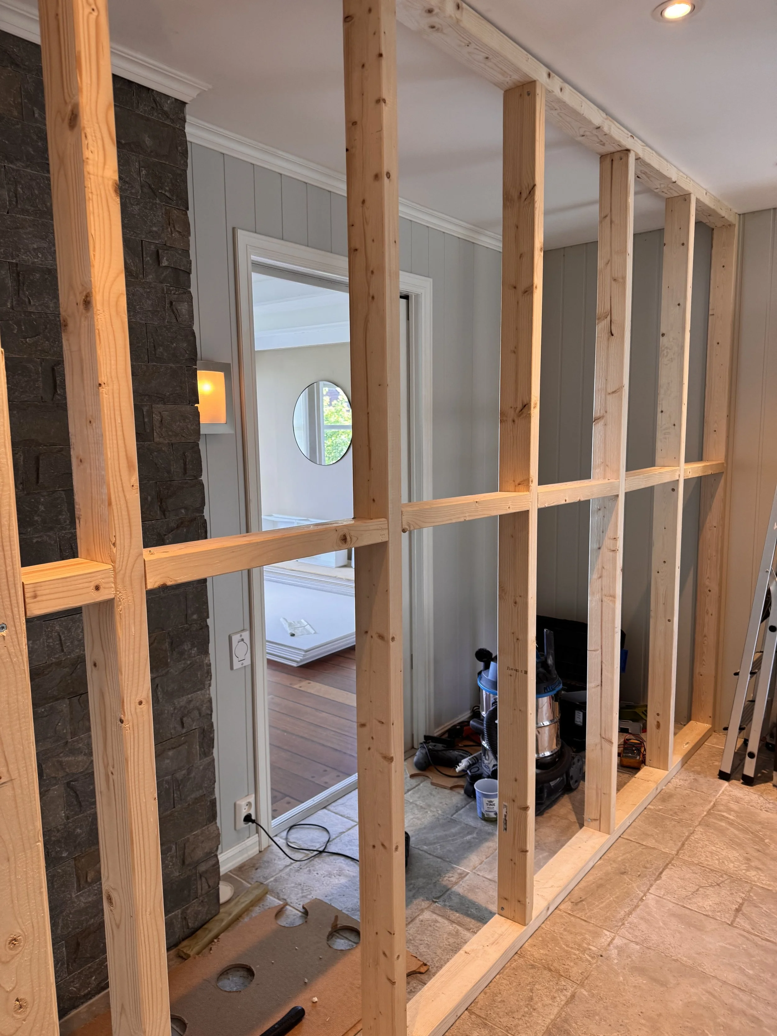 Innendørs tre- konstruksjon. Rammeverk. Lettvegg. Peis. Skillevegg. Lydvegg. Flisgulv.