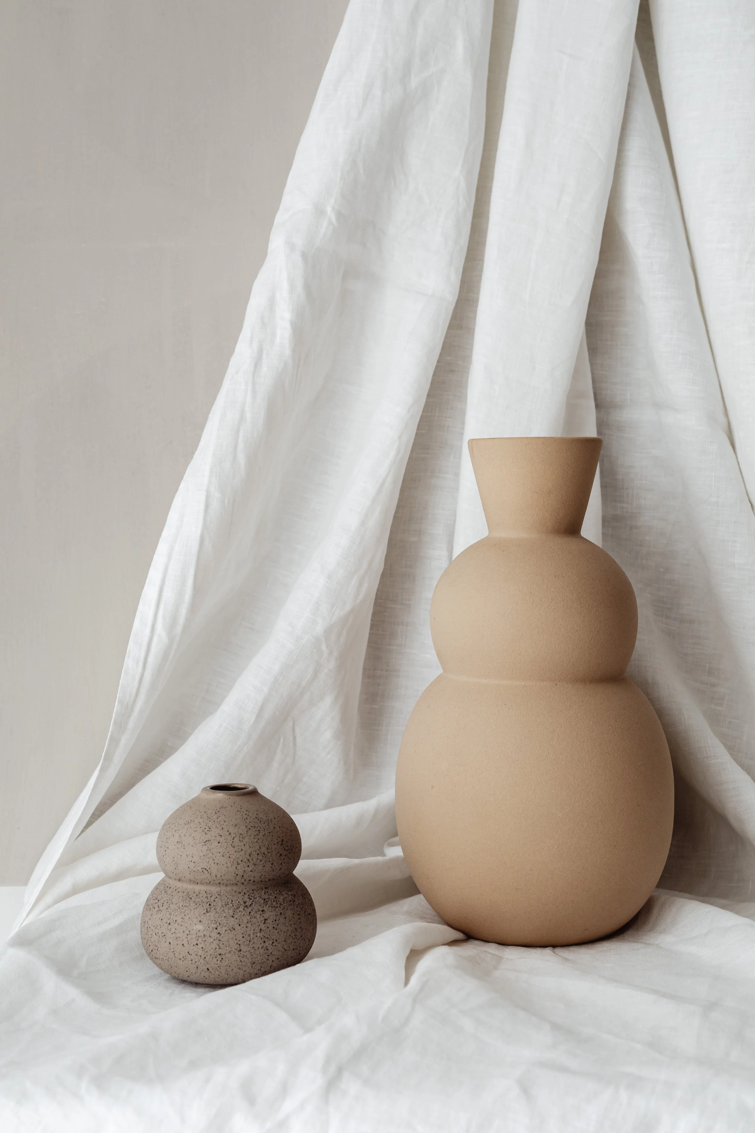 kaboompics_minimalist-still-life-neutral-aesthetic-backgrounds-24178.jpg