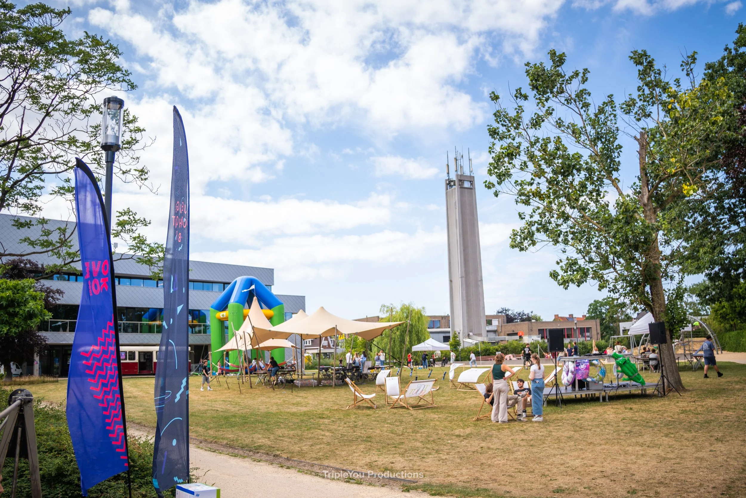 Het stadspark van Torhout die volledig aangekleed is voor het Summer Check In evenement