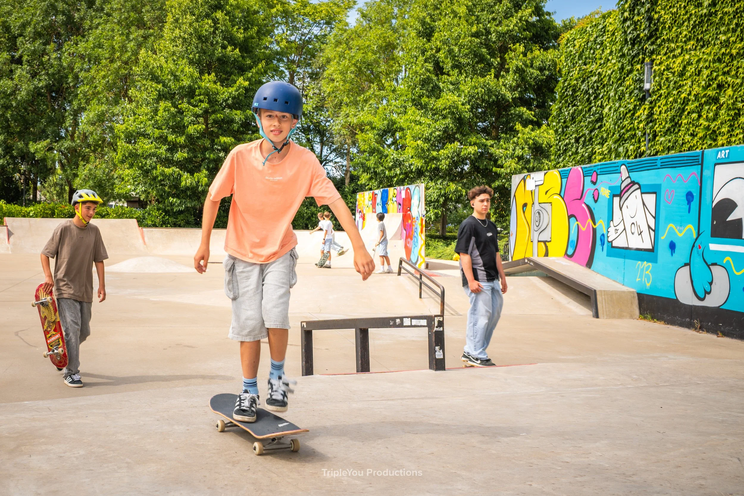 Kinderen die een les skateboarden krijgen in het skatepark van Torhout Beach naast het lokale zwembad van Torhout.