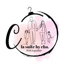 Logo d'une boutique de vêtements pour femmes intitulée 'la suite by cha', avec une illustration de quatre femmes portant des vêtements, dans un cercle rose pastel.