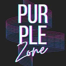 Logo avec le texte 'Purple Zone' écrit en lettres violettes et une ligne ondulée bleue derrière, sur un fond noir.