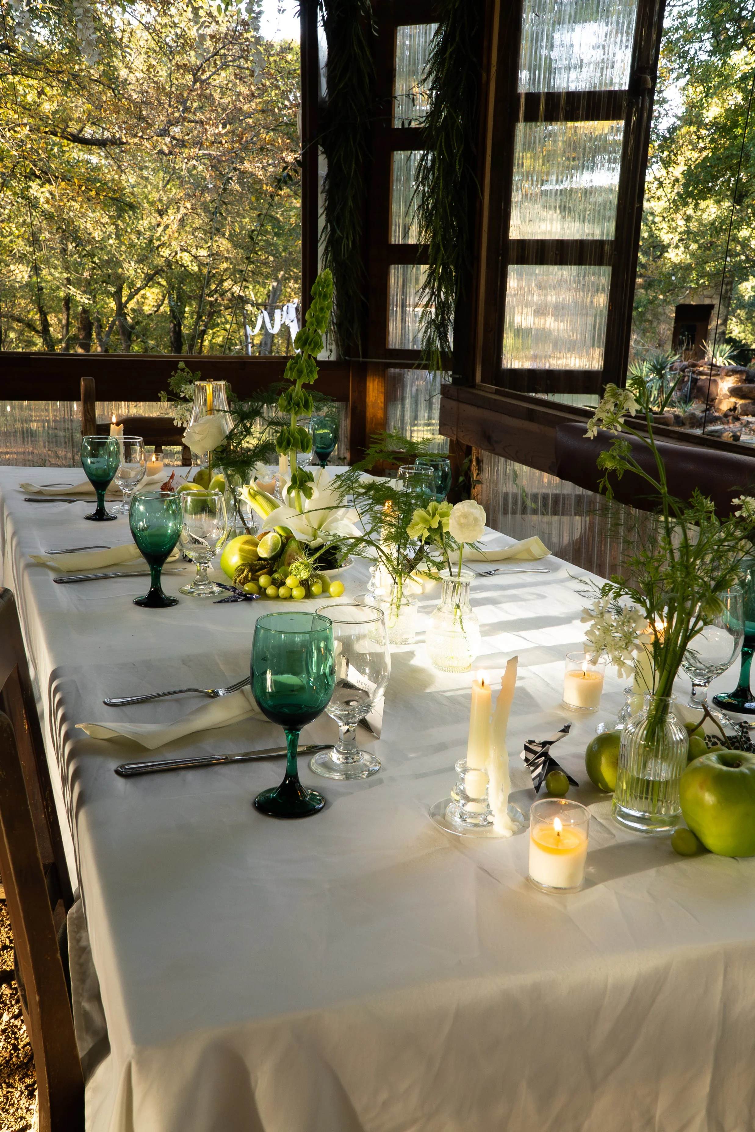 apple, white tablecloth, wedding flowers, tapered candles, votives, green flowers