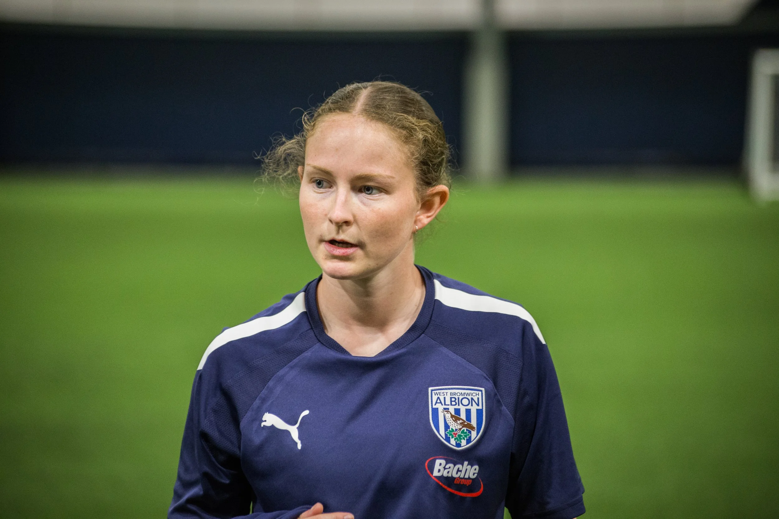 Olivia Rabjohn signs!